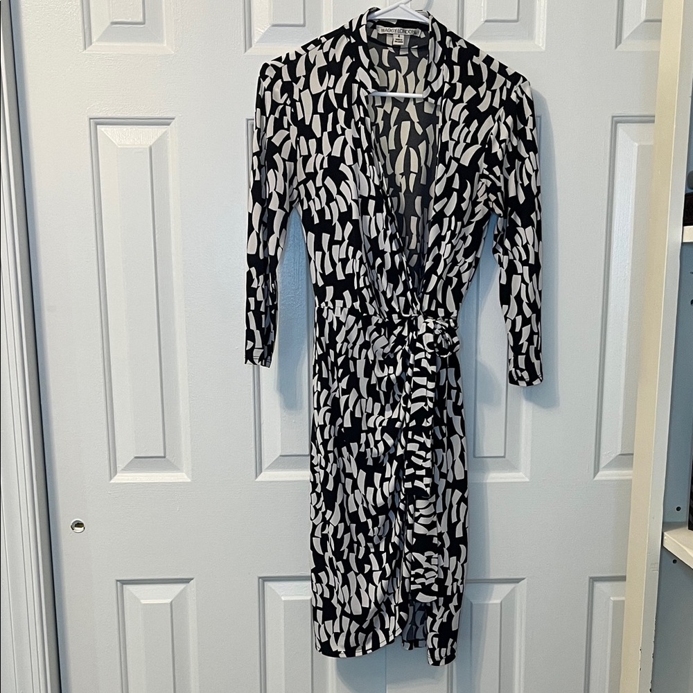 Maggy London Size 4 V Neck Black‎ White Luxe Jersey Faux Wrap Dress